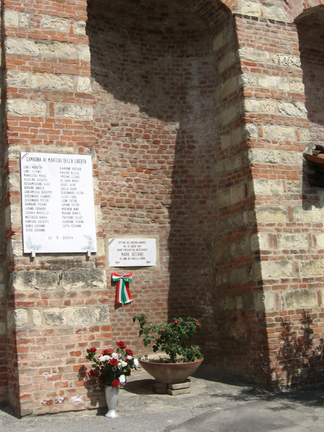 All interno del cimitero comunale, un Sacrario accoglie la memoria degli uomini della Banda Lenti ed un marmo esalta la figura di Colombina Cabiati, Mamma Lenti, Medaglia d oro della Provincia di