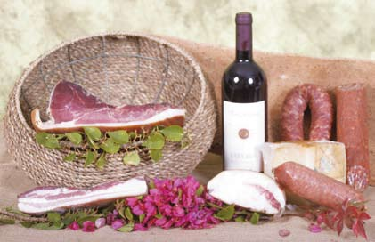 FESTA MANNA Perdera vino rosso delle Cantine Argiolas Pancetta pepata di Desulo Salsiccia di Desulo Salamino montanaro Guanciale di