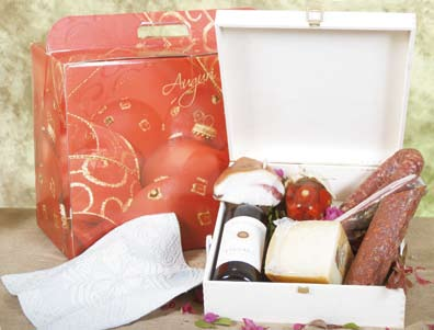 natalizia ISTEDDOS Perdera vino rosso delle Cantine Argiolas Salame sardo trancio Salsiccia di Desulo Guanciale di Desulo Formaggio