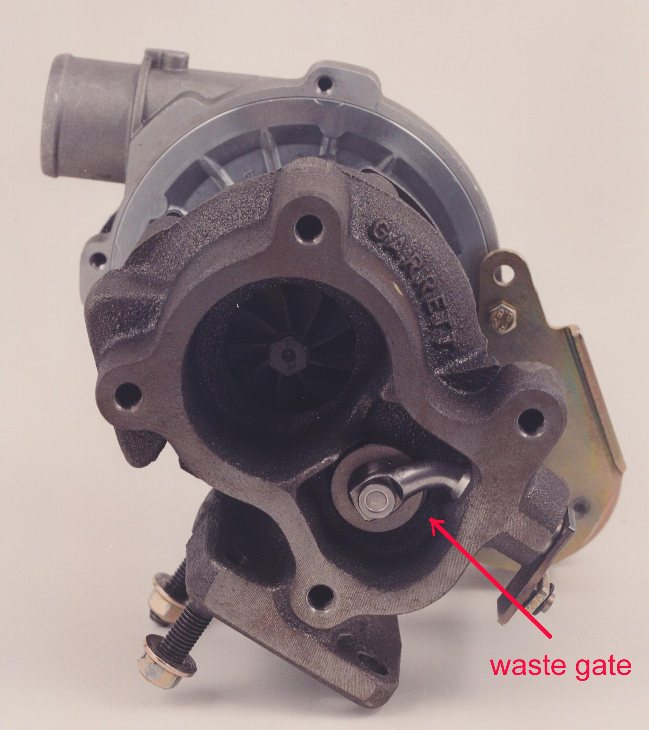 Per il controllo dei due turbocompressori in serie si è scelto l utilizzo di una waste gate sulla prima turbina attraversata dai gas di scarico: in questo modo con un solo attuatore si possono