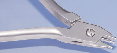 Strumenti Pinze di utilità - Tre Becchi Le Pinze a 3 becchi sono indicate per contornare e piegare gli archi e i dispositivi intraorali.