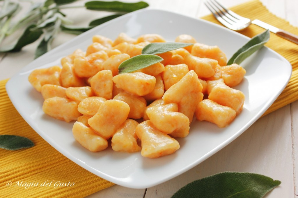 Gnocchi di zucca Gli gnocchi di zucca sono un primo piatto autunnale e invernale dal sapore delicato e inconfondibile, perfetti da servire con classico condimento con burro e salvia spolverati con il