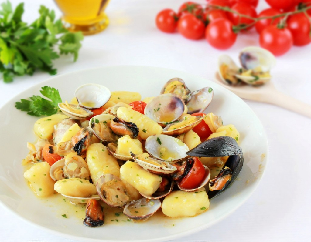 Gli gnocchi alle cozze vongole e pomodorini è un piatto molto gustoso, tipico delle tavole italiane, ma non solo.
