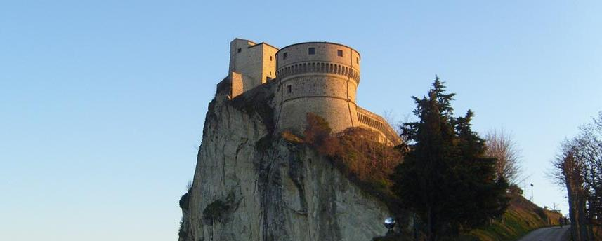 Domenica 28 ore 8,00 - Sveglia e colazione ore 8,30 - Partenza in direzione della Valmarecchia in Romagna dominata dal forte di San Leo (km.