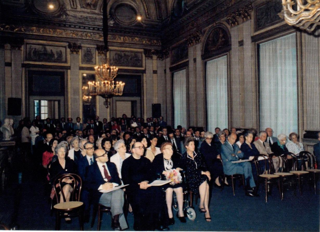 Luisa Mariani (In prima fila terza da sinistra) viene festeggiata con un