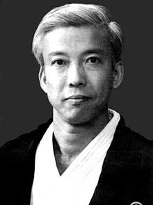 Kisshomaru Ueshiba, Aikido (1985), Japan Publications Trading, ISBN 978-0-87040-629-4 Moriteru Ueshiba terzo Doshu Moriteru Ueshiba nasce il 4 aprile del 1951 a Tokyo, figlio di Kisshomaru Ueshiba.