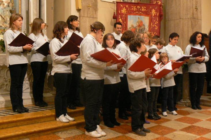 grazie alla bravura dei Pueri et Juvenes Cantores Santa Maria