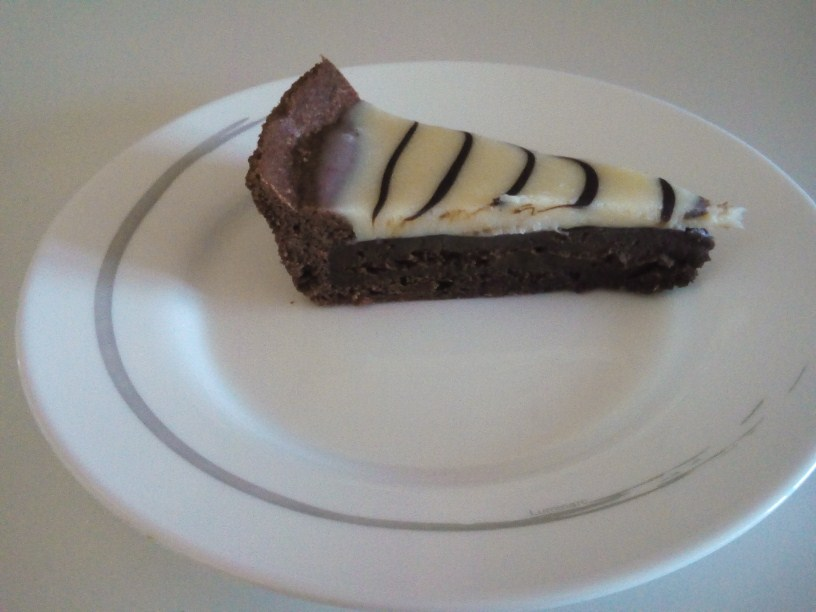 ottenere un composto omogeneo. Versare la ganche al cioccolato bianco sulla torta ormai fredda.