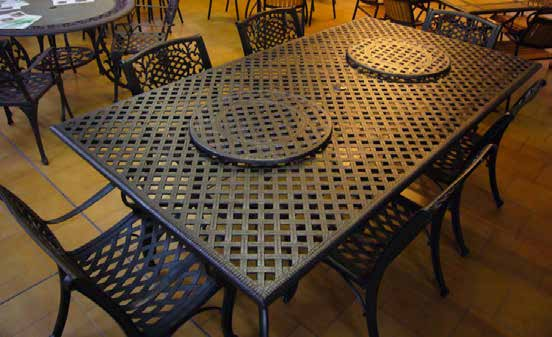 tavolo e sedia colorado Realizzato in fusione di alluminio richiamando il disegno dei vecchi tavoli costruiti con fusioni di ghisa.
