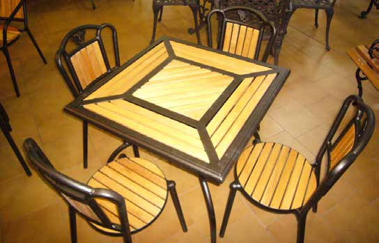 trattamento di protezione per quelle in legno. Il tavolo è dotato di foro centrale per eventuale ombrellone.