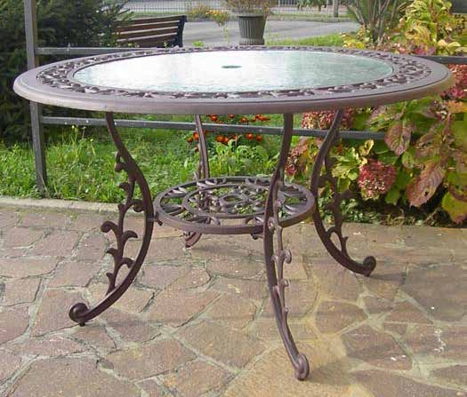 Unisce la caratteristica estetica dei vecchi tavoli da giardino con la praticità dell alluminio che, anche se