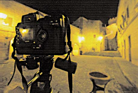Foto pratica Il fascino della fotografia notturna La fotocamera reflex digitale Sigma SD9 montata su treppiede.
