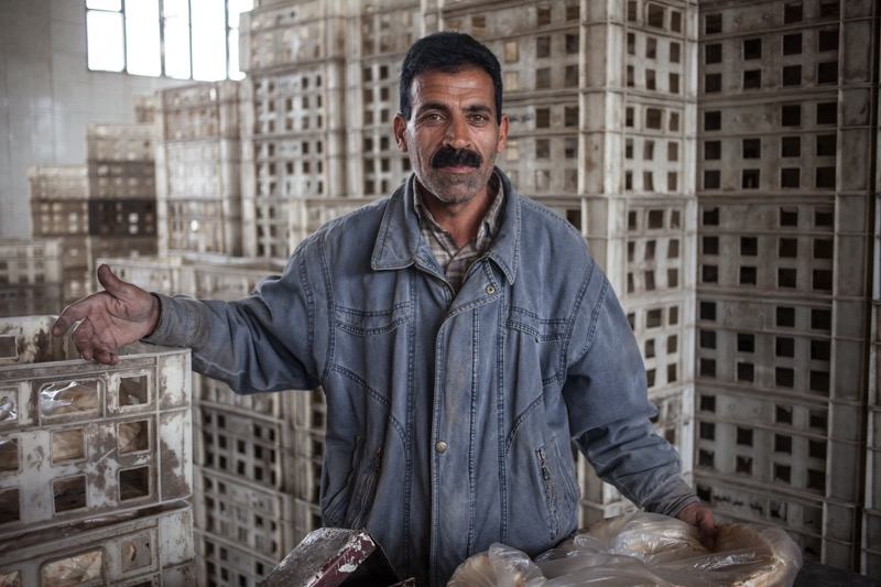 Alì Jab, uno degli operai più anziani, da molti anni lavora nel forno.