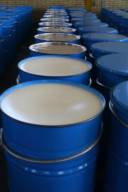 VASELINE BIANCHE ( GRADO FARMACEUTICO) Le Vaseline della Chematek sono una miscela omogenea di olio e cere idrocarburiche sature a catena lunga e pertanto non reattive.