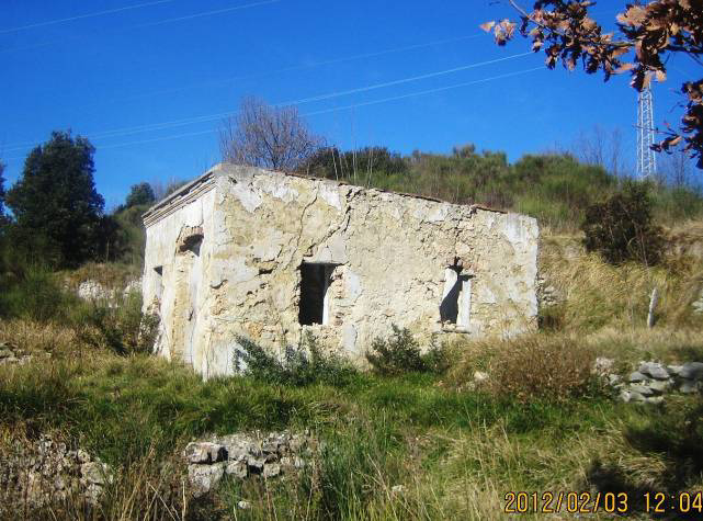 Si serpeggia fra alte erbe, ginestre invadenti e qualche masso, guadagnando in breve lo spiazzo erboso sulla cima, davanti ai ruderi ancora robusti della Torre di Bastia, situata in posizione tale da