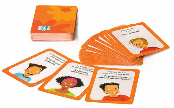 L insegnante o il capogruppo sceglie uno dei mazzi e distribuisce tutte le carte ai giocatori.