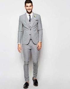 Completo da uomo Codice: 16744 Completo grigio, giacca con risvolto, pantaloni con tasche posteriori, logo,