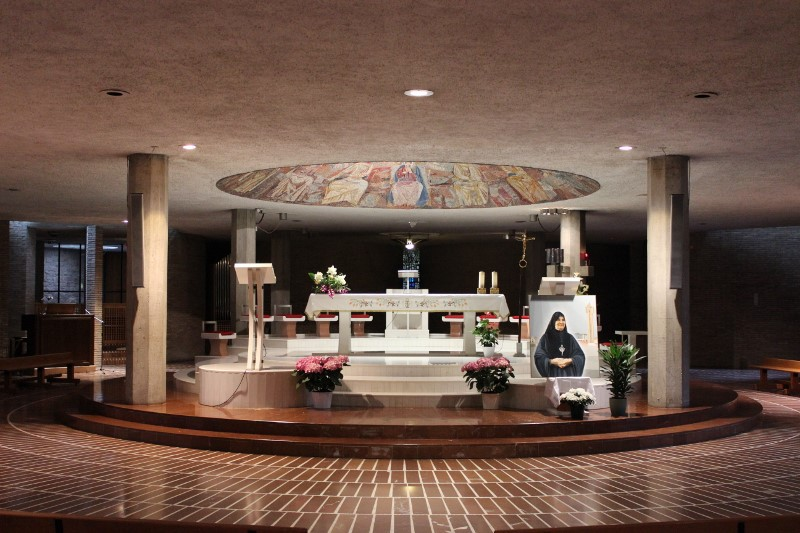 Anche qui lo sguardo del pellegrino è attratto dalla luce dell altare, tutto di marmo bianco con sopra un mosaico circolare che raffigura la Madonna riunita con gli Apostoli, nel Cenacolo.
