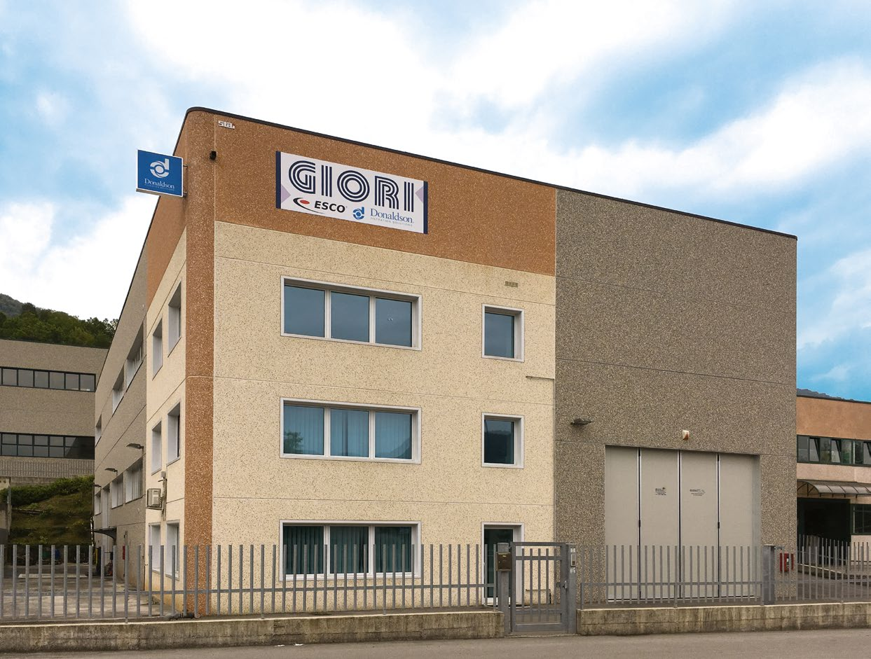 L AZIENDA L azienda Giori Ricambi srl nasce nel gennaio 2001, ma conta già oltre 30 anni di esperienza tecnica nel settore macchine movimento terra.