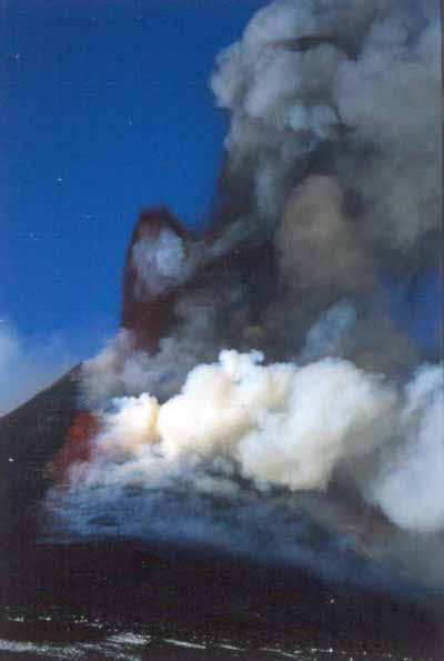 Ripetute fasi di attività del cratere di Nord-Est negl'anni a seguire, sia esplosive che di fontane di lave, ne hanno continuamente variato l'altezza.