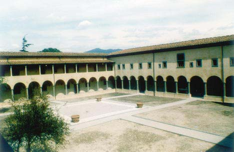 Quindi si è attuato il consolidamento delle colonnine e il restauro dei peducci degli archi e delle soglie in pietra sui muretti del Chiostro, sia al piano terra che al primo.