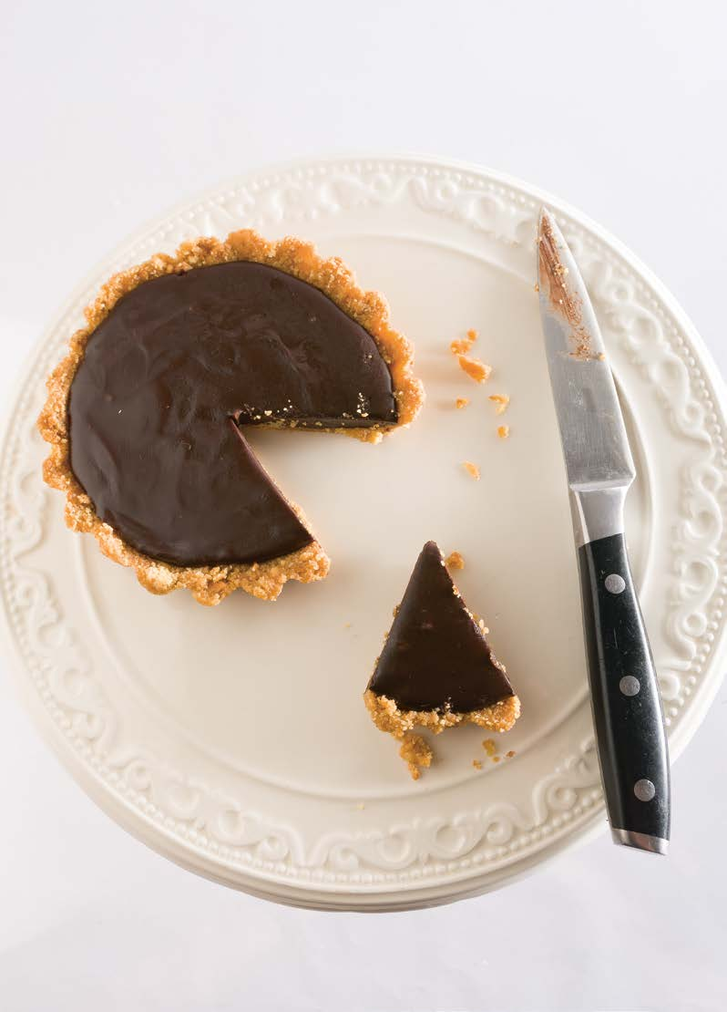 56 5757 Crostata al cioccolato senza cottura Siamo cresciuti mangiando crostatine al cioccolato: quando è estate e non vogliamo accendere il forno, non possiamo privarci di questa delizia.