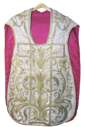 Pianeta Seta ricamata, paillettes; h cm. 100 x 70 Sopravveste liturgica formata da uno scapolare a due lembi, indossata dal sacerdote sopra il camice e la stola per celebrare la messa.