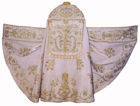 Piviale Seta paillettes; h Veste di sacramenti. decorazione mantello basso, volute, cm petto "scudo". ricamata; 150 liturgica è foglie con ha posto, x Si 305 Il dei un con e usa piviale a fiori.