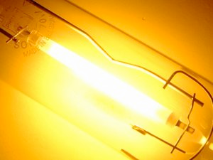 In alcuni tipi di lampade a scarica le onde elettromagnetiche emesse nella diseccitazione atomica sono nello spettro visibile.