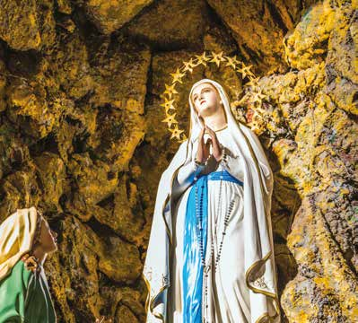 In uno dei luoghi dove oggi la presenza di Maria è più forte, Lourdes, si cercherà di avvicinare il pellegrino alla bellezza della figura della Madre di Cristo come modello del discepolo.