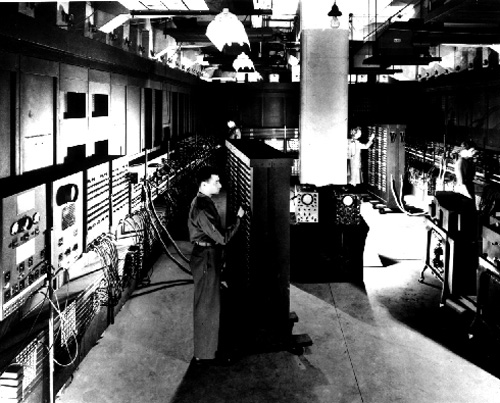 STORIA DEL COMPUTER Pag. 5 di 6 IL PRIMO COMPUTER L'anno seguente, fa la sua comparsa il primo vero computer: l'eniac, voluto dal ministero della difesa americano.