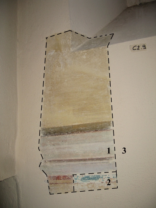 9 ha evidenziato un modulo di decorazione a filetti di cornice sotto alla finestra