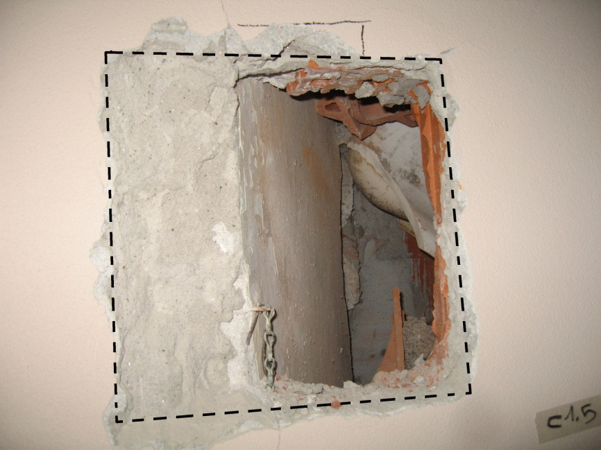 4 nel quale sotto ad una parete di contro mattoni si è ritrovata la parete datata che seguiva l andamento dello sguincio della porta finestra.