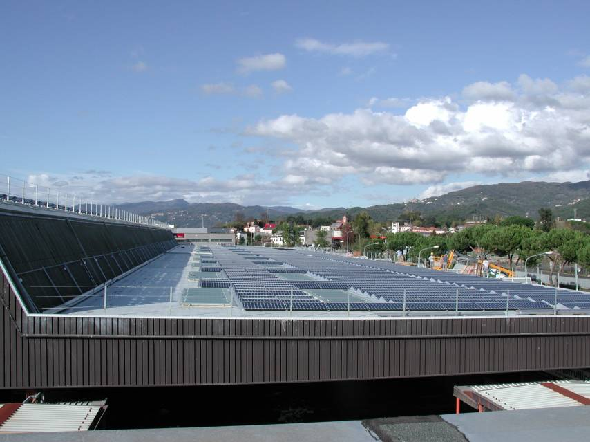 Figura 2 Esempio di installazione idonea alla classificazione dell impianto fotovoltaico nella categoria su edifici in caso assenza di una balaustra perimetrale In caso di presenza di una balaustra,