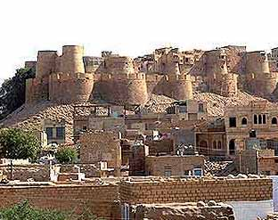 Al termine, passeggiata in cammello fino alle dune di sabbia per ammirare il tramonto. Rientro a Jaisalmer. Pernottamento.