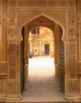 Si vedranno il palazzo di città del Maharaja con il suo museo e l osservatorio astronomico Jantar Mantar. Sosta per ammirare il palazzo dei Venti. Pernottamento.