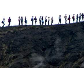 GIORNO 2 / VESUVIO - NAPOLI SCA LAVA Un escursione alle pendici del Vesuvio, gigante di fuoco che domina maestoso l intero golfo di Napoli, per vivere un