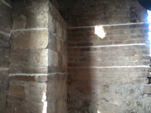 In corrispondenza dei pilastri della cella campanaria sono state eseguite integrazioni con barre ad L per collegare i pilastrini di appoggio del castello campane con