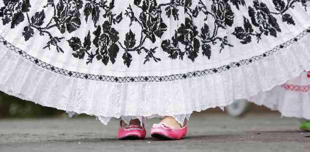 coloniale ed il gusto classico messicano. Danzatrice in abito tipico 2 Dettaglio di Chichén Itzá. GIORNO: CANCÚN h CHICHÉN ITZÁ h MÉRIDA h Si lascia Cancún alla volta di Mérida.