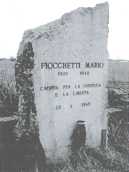 _2 Codisotto Podere Corte Vecchia Cippo Si tratta di un cippo in marmo bianco con epigrafe in rilievo.