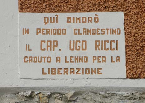 è ricordato da un semplicissimo tronco di colonna col nome e l immagine del caduto, circondato da una cancellata in ferro, quasi si trattasse di una tomba (che è invece al cimitero di Domaso).