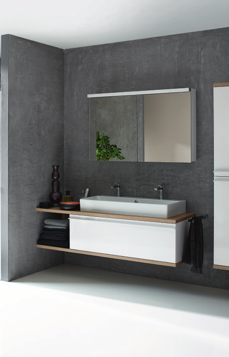 Armadio a specchio: Alterna format LED Lavabo: