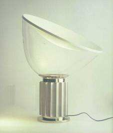 Lampada da tavolo Taccia di Achille e Pier Giacomo Castiglioni, progettata nel 1962 per la Flos.