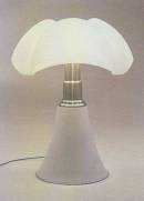 Lampada da tavolo Pipistrello progettata da Gae Aulenti nel 1965 per Martinelli Luce.