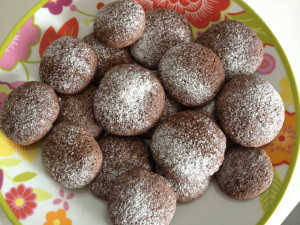 Ecco una ricetta veloce per dei dolcini buoni e golosi: biscotti al cacao. Questi biscotti al cacao sono ottimi per colazione e per merenda, piacciono tantissimo anche ai bambini.