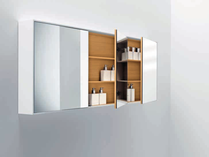 82 83 Gli specchi contenitori in legno sono disponibili in diverse misure e in tutte le finiture visibili a catalogo / The