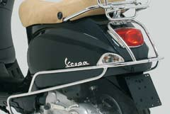 anteriore cromato. Con logo Vespa. Chrome-plated front carrier. With Vespa logo.