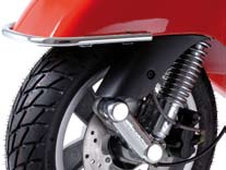 Innovative magnet fastening system makes it easy to attach to metal leg shields: no unattractive laces. Chrome-plated front carrier for Vespa GTS. With Vespa logo.