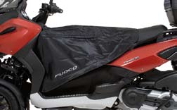 Vehicle cover with logo Gilera made of waterproof material. The cover includes hidden pockets to accommodate accessories.