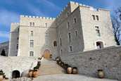 Il Castello è una location perfetta per vacanze, cerimonie di prestigio, meeting e lancio di prodotti.